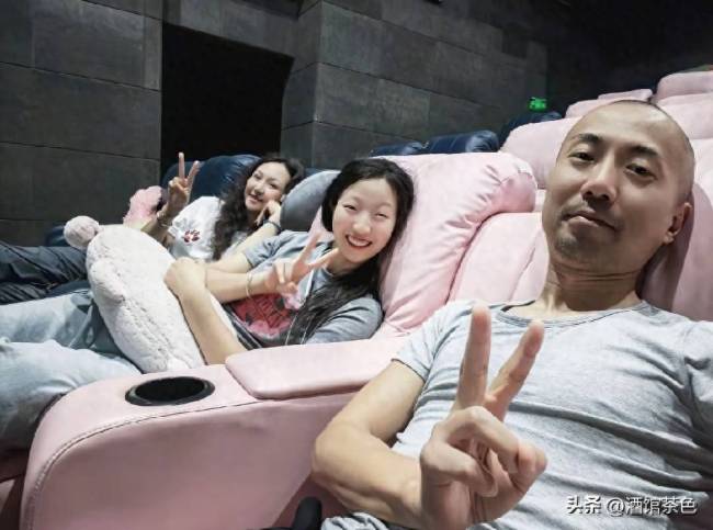 薛文彬一家三口看电影