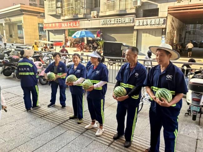 三位老板收购40吨河南西瓜免费送 千里驰援助农行善