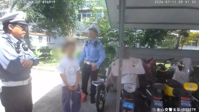 男孩独自骑车取外卖交警拦停 民警安全护送回家