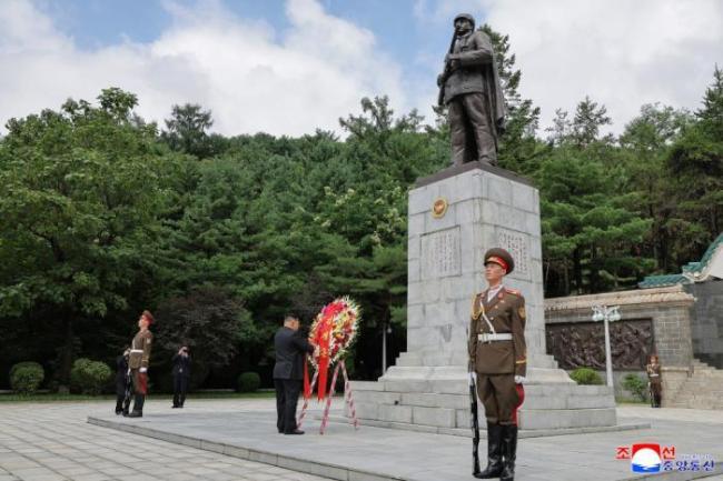 金正恩参谒志愿军烈士陵园现场画面