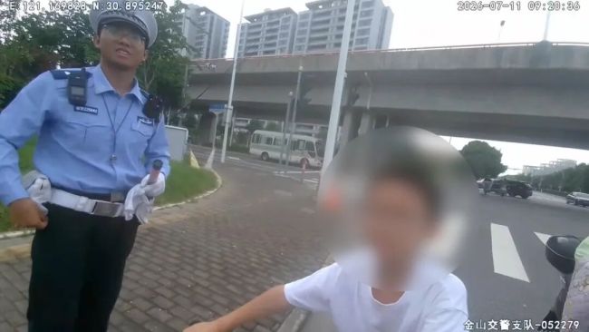 男孩独自骑车取外卖交警拦停