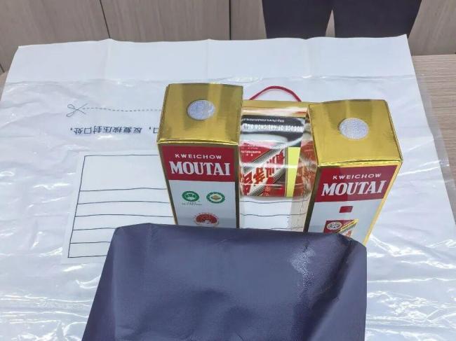 杭州女子超市偷3瓶茅台被抓