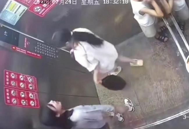男孩挡电梯门近2分钟被家长“制裁” 暴力示范引争议