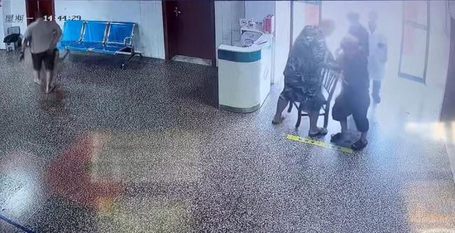 警方介入医院大厅发生暴力殴打事件 保安未及时制止引争议