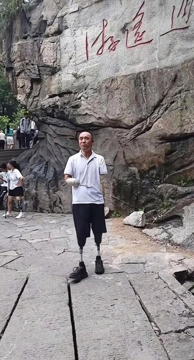 无手无脚男子5小时登顶泰山
