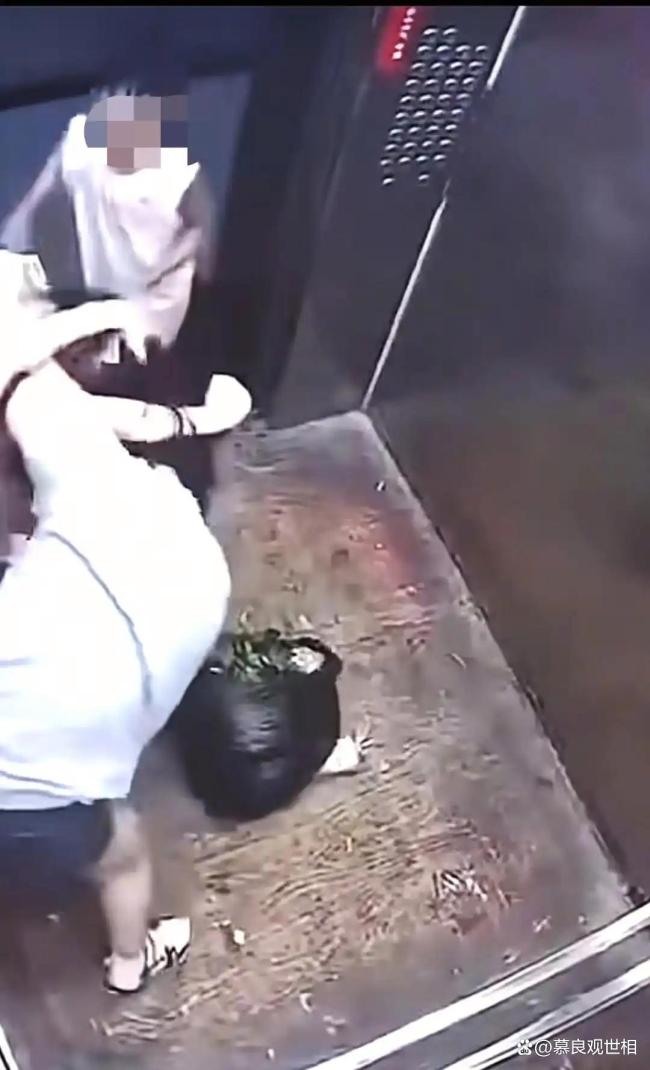 电梯争执教唆未成年人施暴引深思 母亲行为毁人设