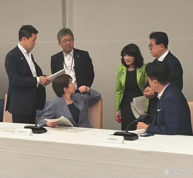 高市与官员磋商照片被质疑摆拍 灾难时刻博眼球遭批