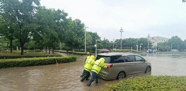 暴雨天女子执意骑车被水冲倒