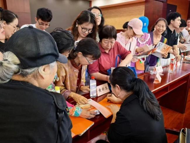 自考大专出书环卫阿姨曾被骂傻瓜：丈夫在工地意外离世，独自拉扯2个儿子