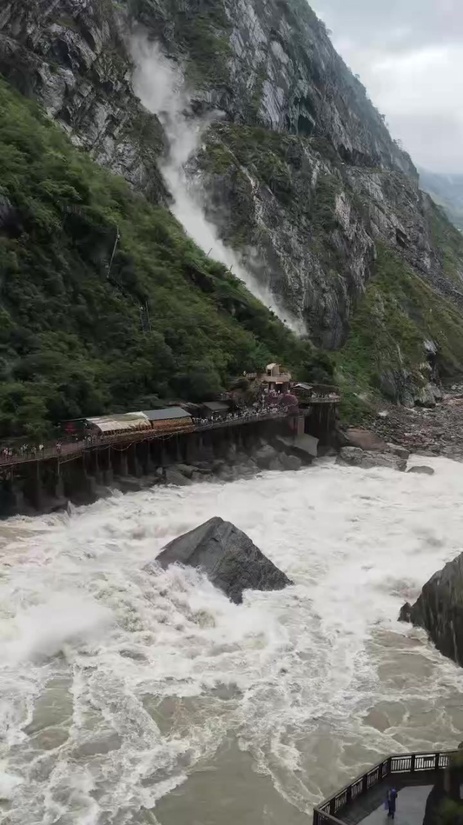 虎跳峡景区发生落石崩塌 暂无伤亡
