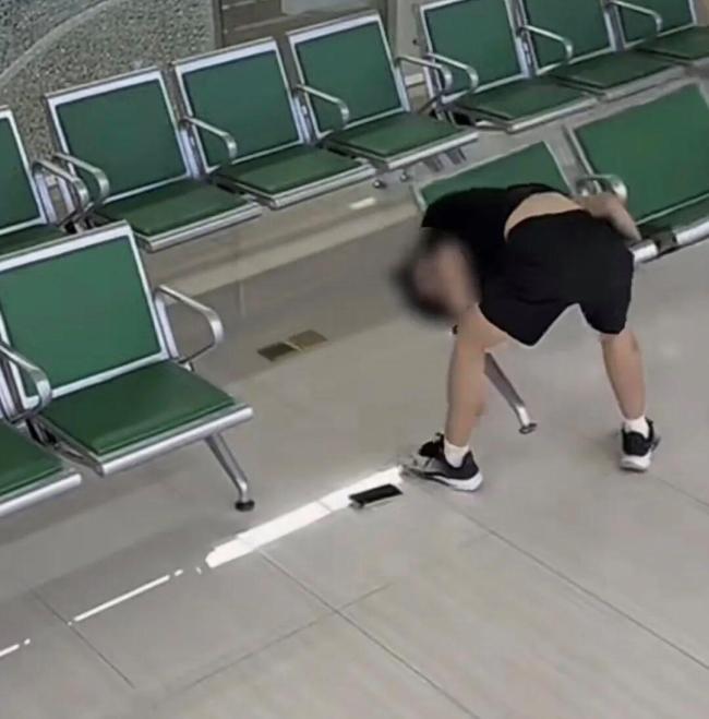 小伙被候诊椅扶手“卡头” 硬核休息引发热议