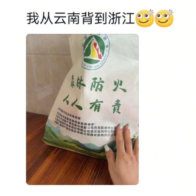 人到一定年纪啥袋子都能拿出门了