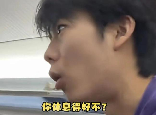 高铁上小孩踢座椅沟通无果,家长一巴掌解决问题 万万没想到的一幕