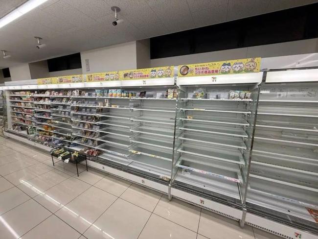 中国游客亲历日本熊本强震 货架商品掉落一地