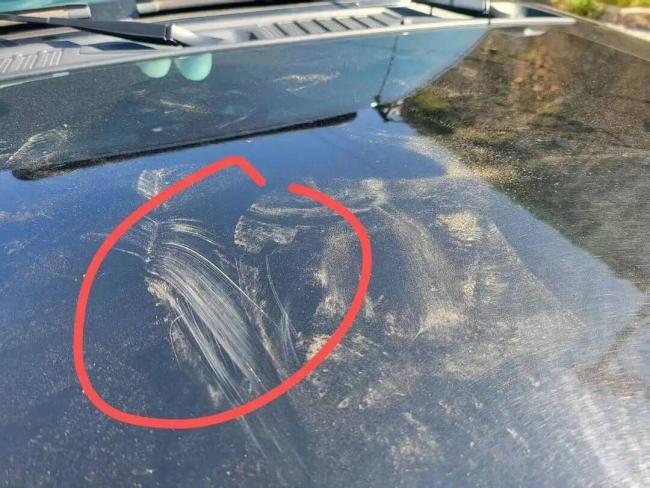 女童站引擎盖拍照蹦跳划伤他人汽车 车主拒绝处理引发争议