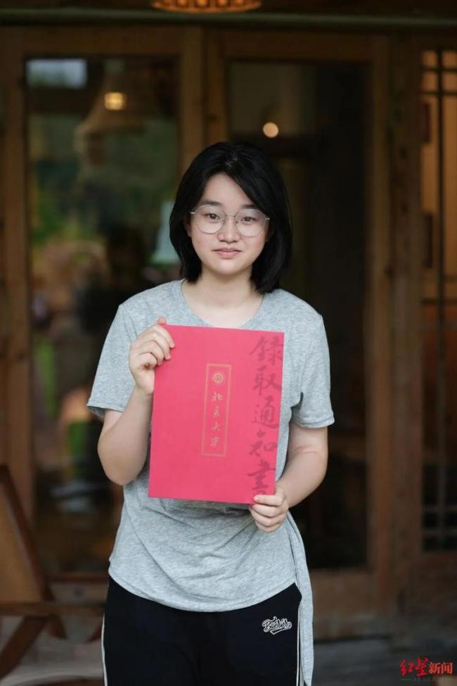 单亲妈妈扛钢管 女儿考上北大