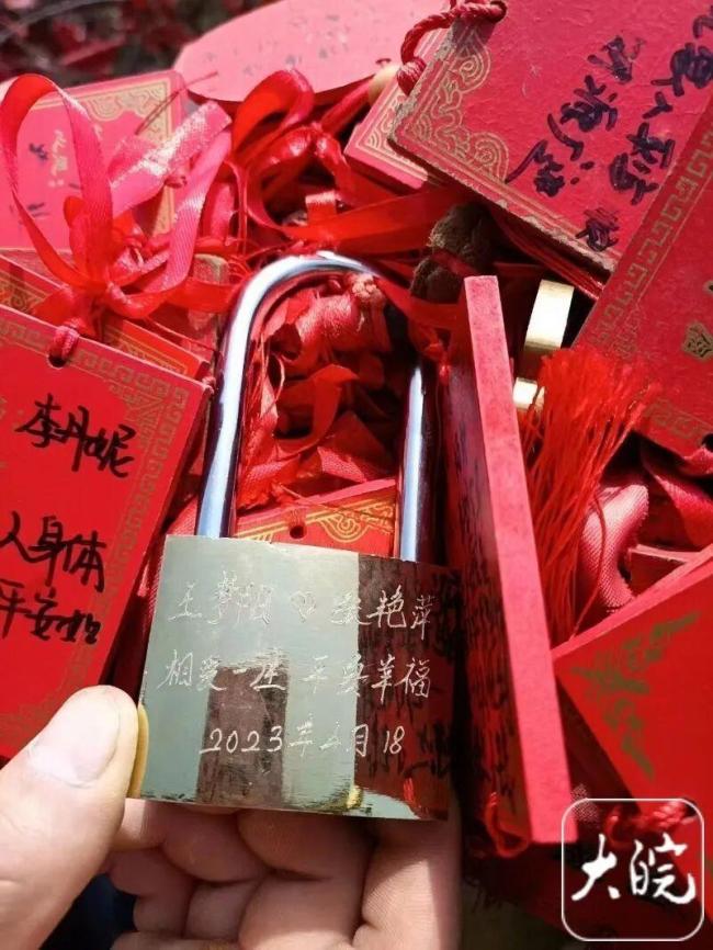 女子拍下3年前同心锁，锁主人现身 已育有可爱宝宝