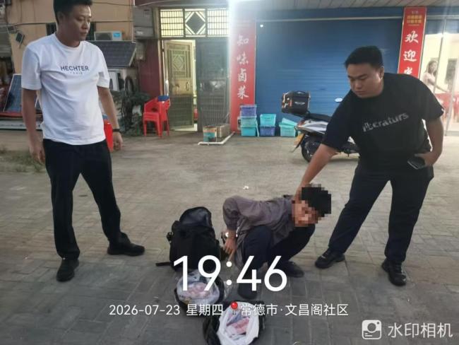 男子高温天衣着严实被查涉诈资金10万 警方敏锐察觉异常