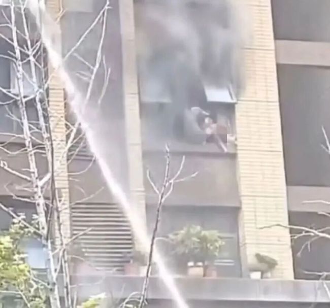 连云港母女坠楼 是否救援不当惹争议