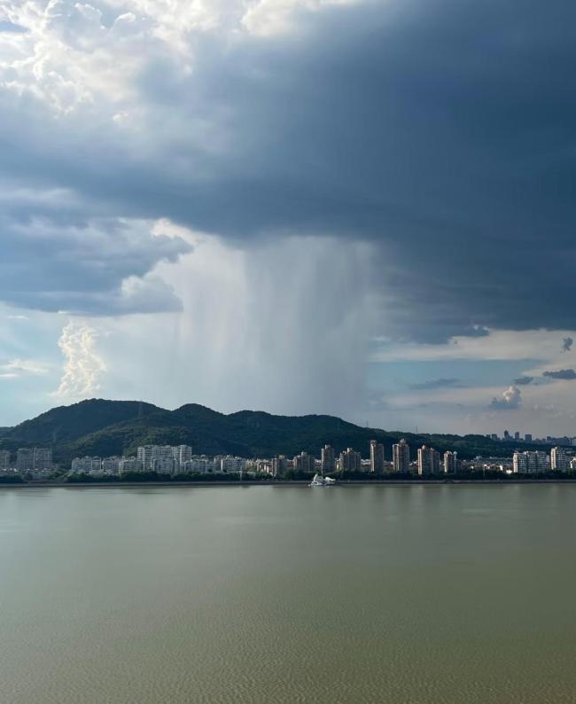 9级雷暴大风 天空出现“雨幡”奇观 罕见气象引关注