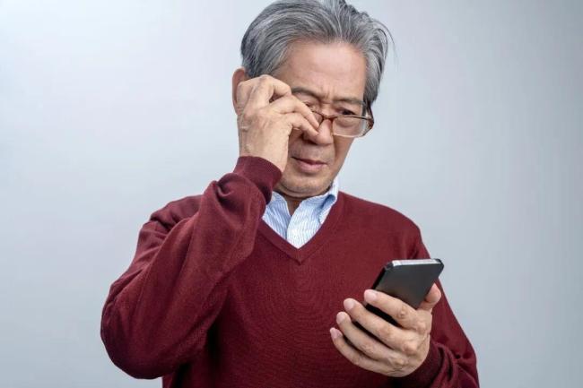 这2个习惯正在偷走你的视力 关灯刷手机与晨起看手机的危害