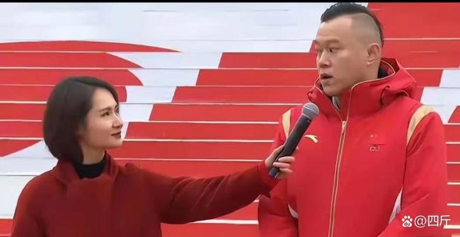 主持人半蹲给《奥德赛》主创递麦引争议 姿态引发质疑