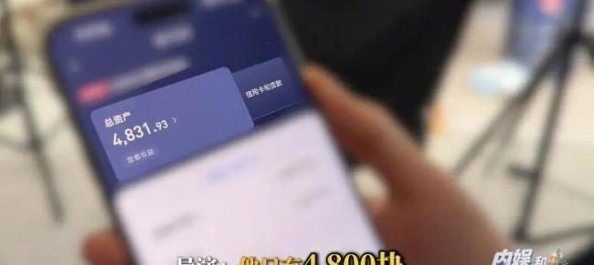 男演员因“穷”翻红 跪地磕头致谢 真实触动人心