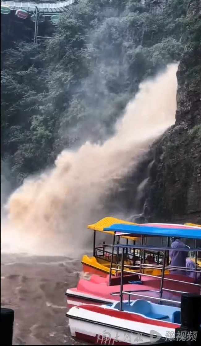 洛阳一景区回应突遇暴雨涨水道路被淹 游客安全撤离