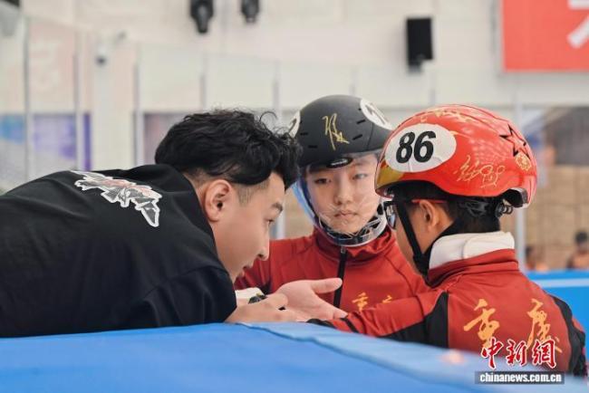 任子威转型教练 执教首秀山城冰场