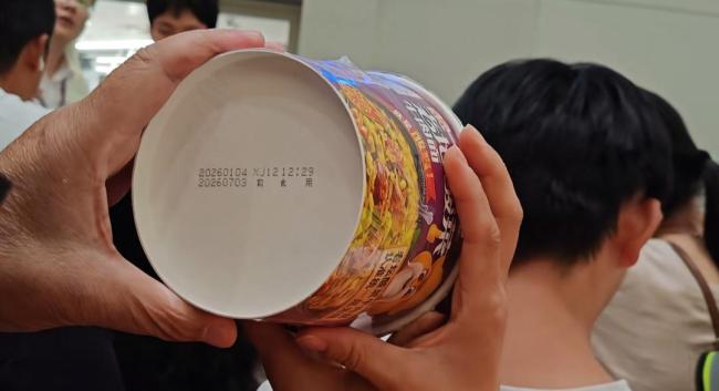 航司回应发过期泡面：每人补偿200 航班延误引发争议