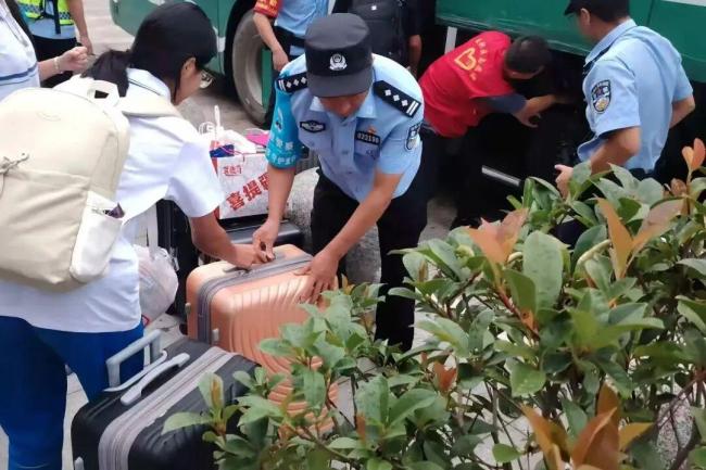 3000多名旅客因雨滞留 民警全力疏导 温情服务暖人心