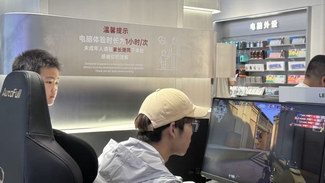 胖东来设“免费1小时”电脑体验区 吸引准大学生试用