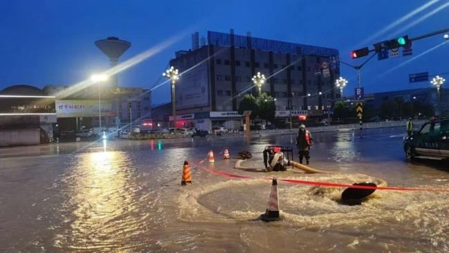 昆明呈贡遭遇强降雨 多部门连夜抢排 全力保障群众出行安全