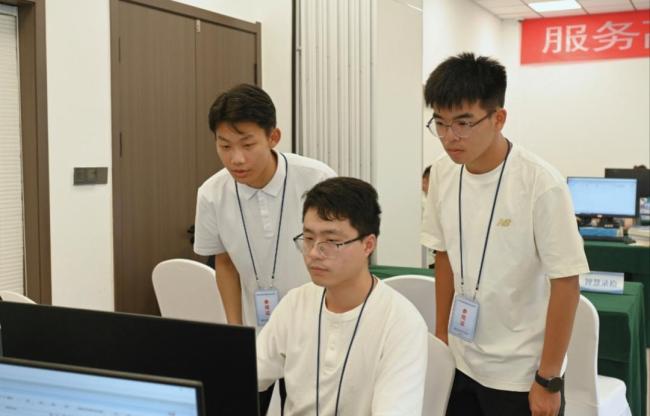 直击河南普通高招“录取开放日”活动 透明流程让考生家长更安心