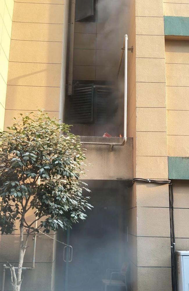 小区突发火情物业经理逆行救火