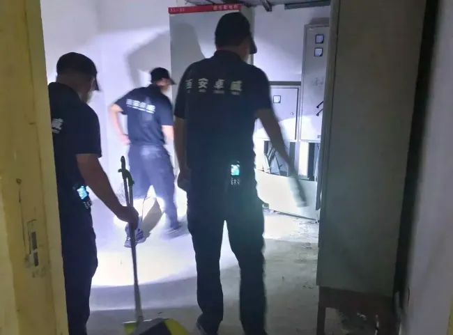 西安小区紧急搜捕在逃环纹蛇 疑似宠物蛇出逃引发关注