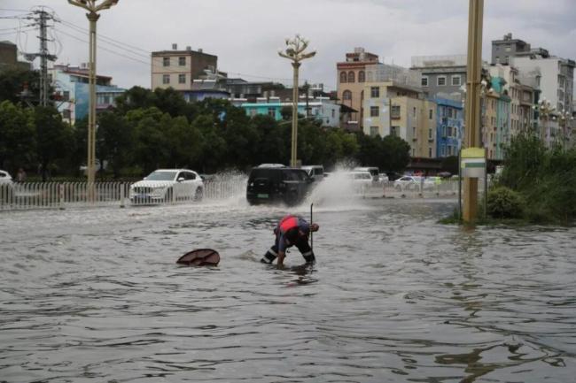 昆明呈贡遭遇强降雨 多部门连夜抢排 全力保障群众出行安全