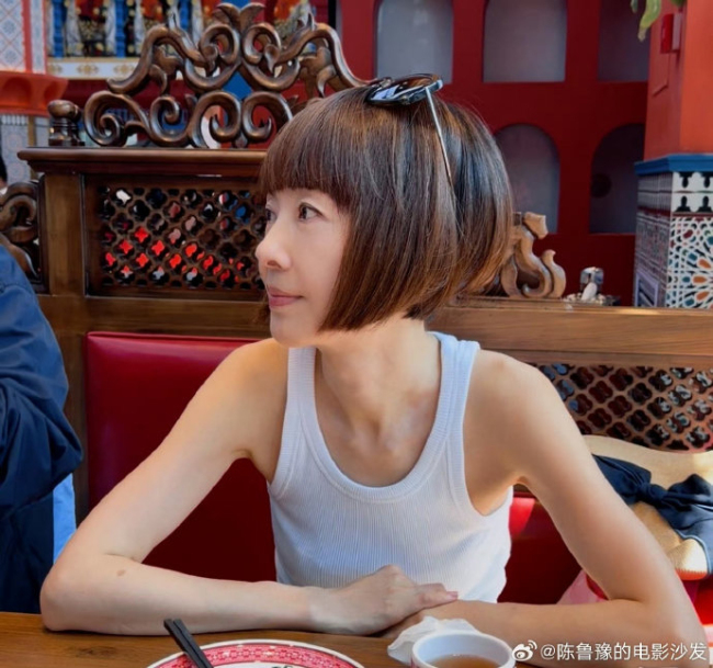 56岁鲁豫这状态好成啥了 松弛感治愈年龄焦虑