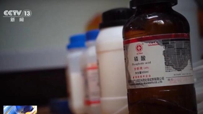 男子在出租屋炼金臭味飘满小区 违规操作引发警民关注