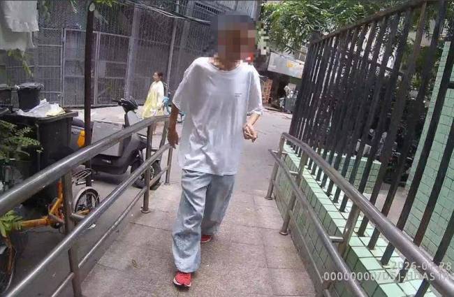男子大热天被困厕所民警踹门救出 高温下紧急救援