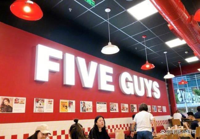 FIVEGUYS北京店排队超百米 新鲜体验引热潮
