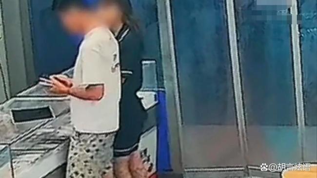 店主回应男女抢走1.6万元手机