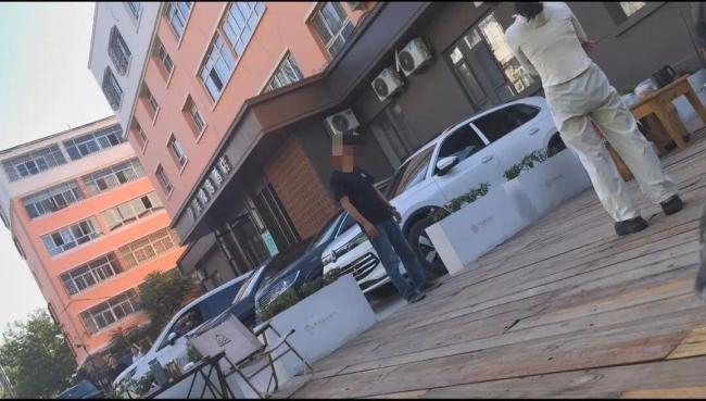 游客睡自己车里被酒店收150元住宿费 旅途囧事引发关注