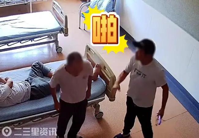 医院2名护工一年前虐待老人监控曝光