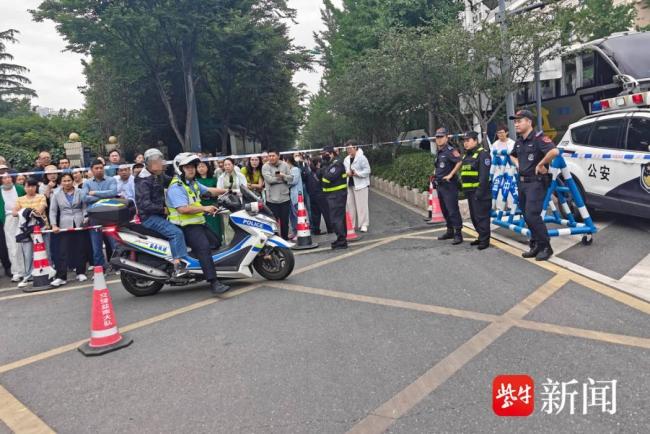 落准考证的孩子考上厦大后致谢交警 警灯守护梦想成真