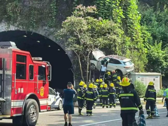 SUV腾空后挂树上 起飞瞬间被拍下 隧道口惊魂一幕