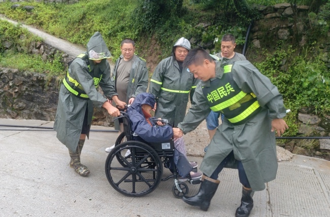 湖北宜昌民兵全力投入抢险救灾 昼夜奋战守护家园