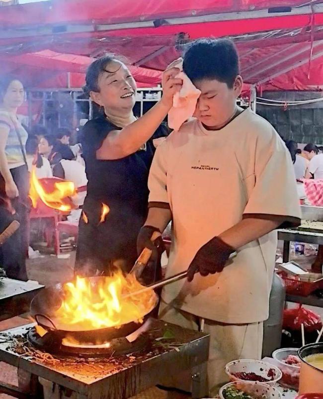 13岁炒粉男孩走红后一天炒百来份粉 孝心少年感动网友