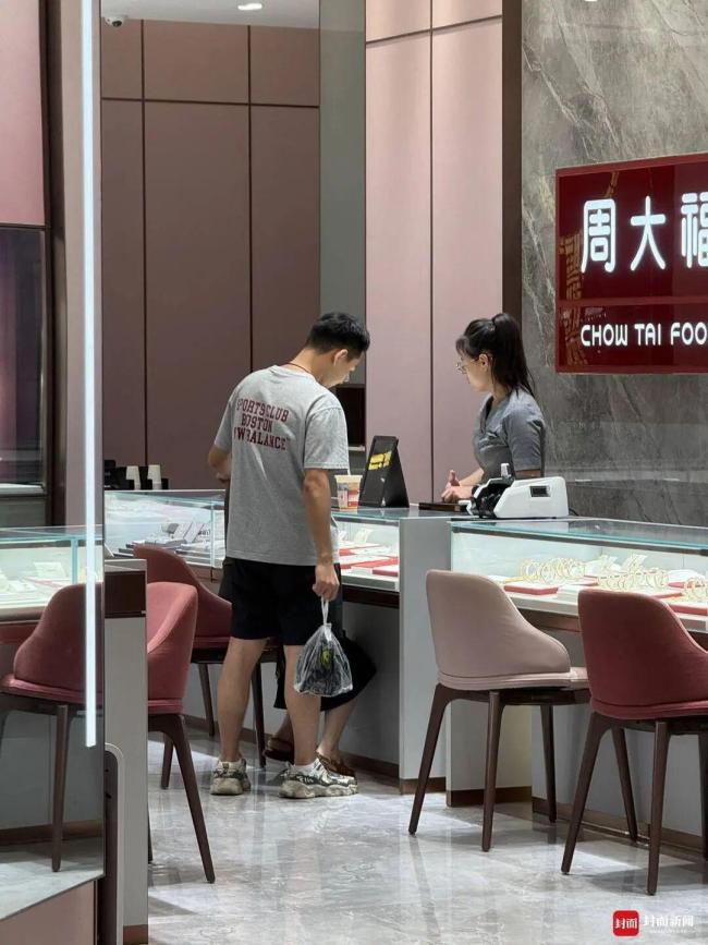 价格在坐过山车 谁在坚持买黄金