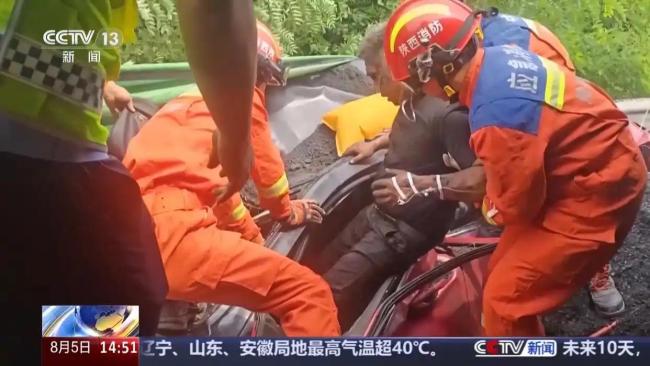 煤车侧翻压埋轿车 过路军人刨煤救人 英勇行为获赞誉